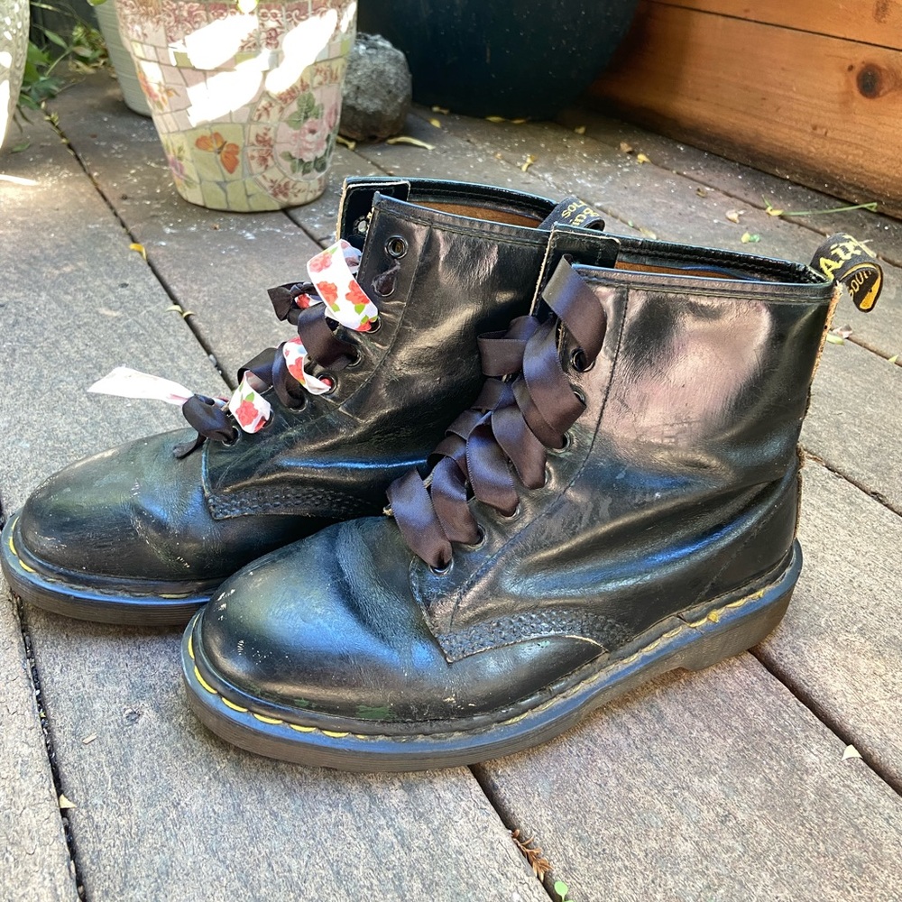 Dr.Marten's Men's  Air Wair Bouncing Soles 8 Hole Black Leather Boots 1460